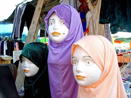 Mannequins avec des voiles islamiques sur le marché de Tira en Israël