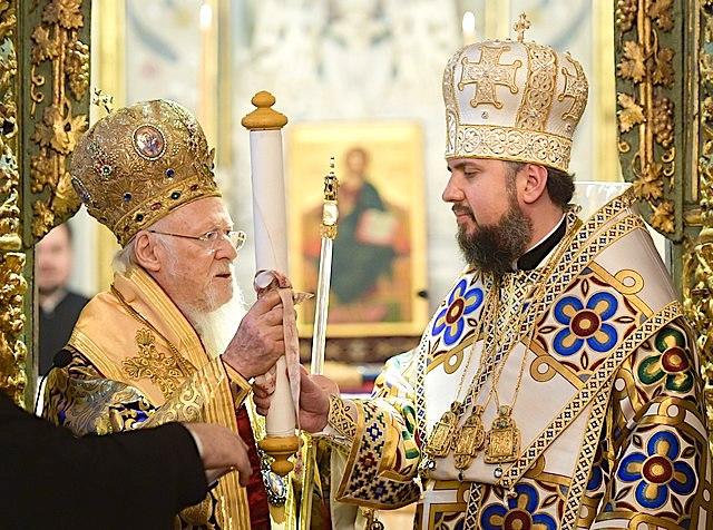 Le patriarche œcuménique Bartholomaios remet le tomos d'autocéphalie de l'Église orthodoxe d'Ukraine au métropolite Épiphane le 6 janvier 2019