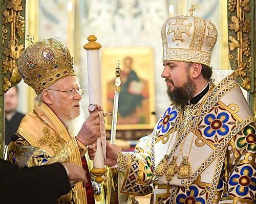 Le patriarche œcuménique Bartholomaios remet le tomos d'autocéphalie de l'Église orthodoxe d'Ukraine au métropolite Épiphane le 6 janvier 2019
