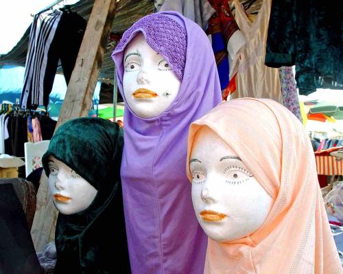 Mannequins avec des voiles islamiques sur le marché de Tira en Israël